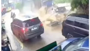 Viral! Detik-Detik Tembok Gudang Dinas SDA Jebol Akibat Hujan Deras!