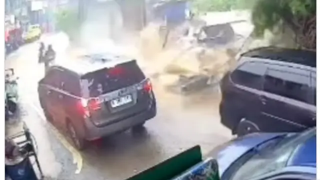 Viral! Detik-Detik Tembok Gudang Dinas SDA Jebol Akibat Hujan Deras!