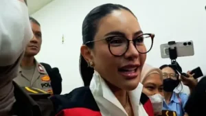 Viral! Nikita Mirzani Teriak ke Jaksa: “Gak Bakal Kabur Kok, Koruptor Saja Enggak Diginiin!”